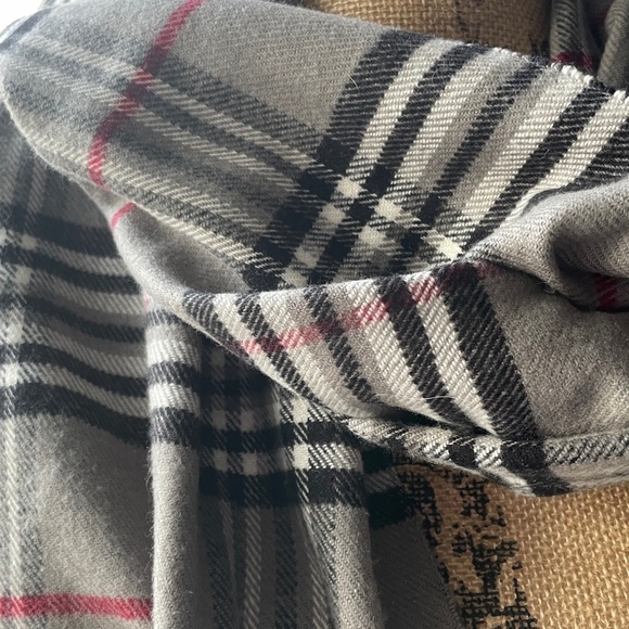 Gray Plaid Scarf 💯 % Cashmere Made - Picture 3 of 4